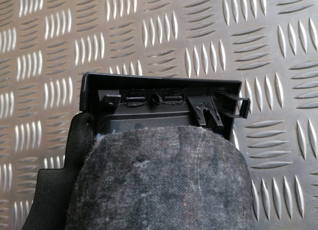 Mantu glabāšanas nodalījums vadītāja pusē priekš BMW 1 E87 2009 WHITE 4 Mantu glabāšanas nodalījums vadītāja pusē priekš BMW 1 E87 2009 WHITE