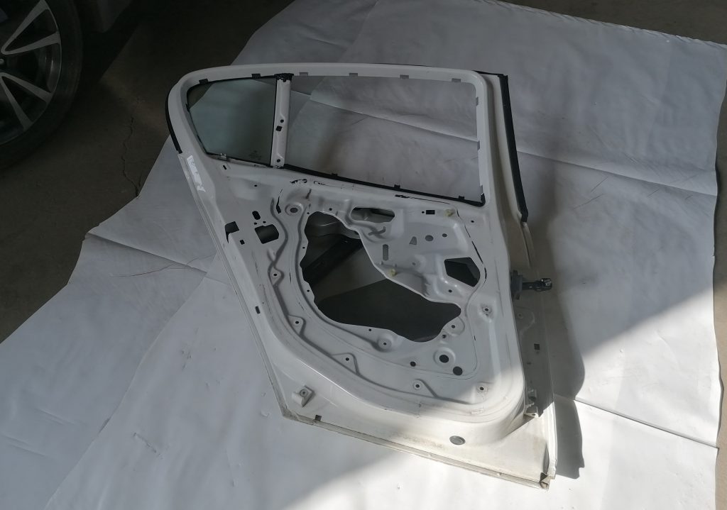 Aizmugurējās kreisās durvis priekš BMW 1 E87 2009 WHITE 2 Aizmugurējās kreisās durvis priekš BMW 1 E87 2009 WHITE