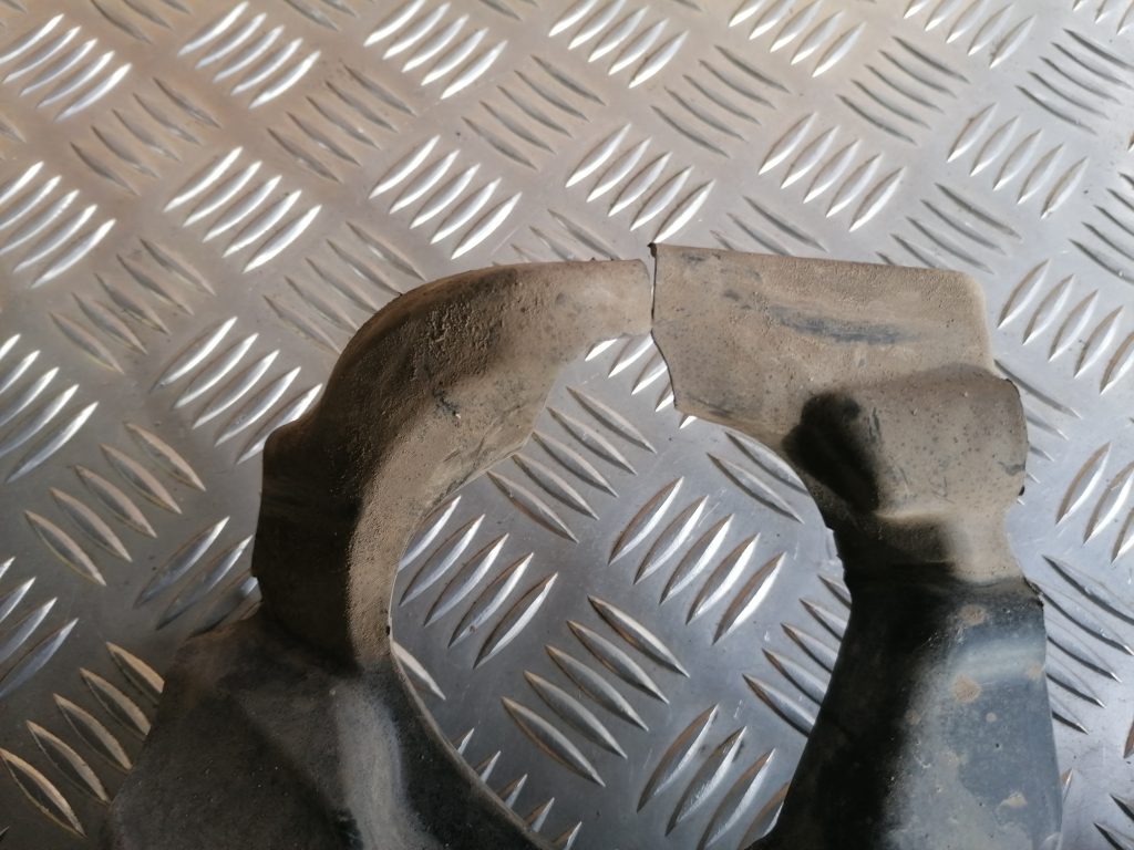 Virsbūves apakšējais aizsargs priekš BMW 1 E87 2009 WHITE 4 Virsbūves apakšējais aizsargs priekš BMW 1 E87 2009 WHITE