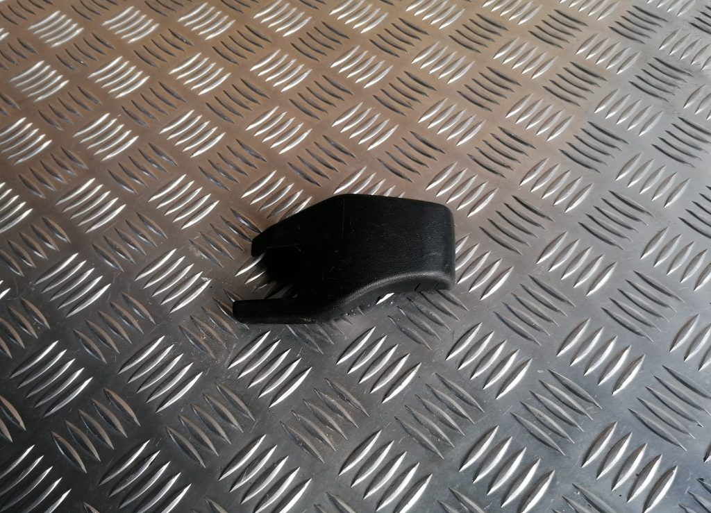 Priekšējā kreisā sēdekļa sliežu apdare priekš LEXUS IS250 2007 1 Priekšējā kreisā sēdekļa sliežu apdare priekš LEXUS IS250 2007