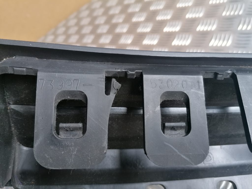 Mērinstrumentu paneļa apakšēja apdare priekš LEXUS IS250 2007