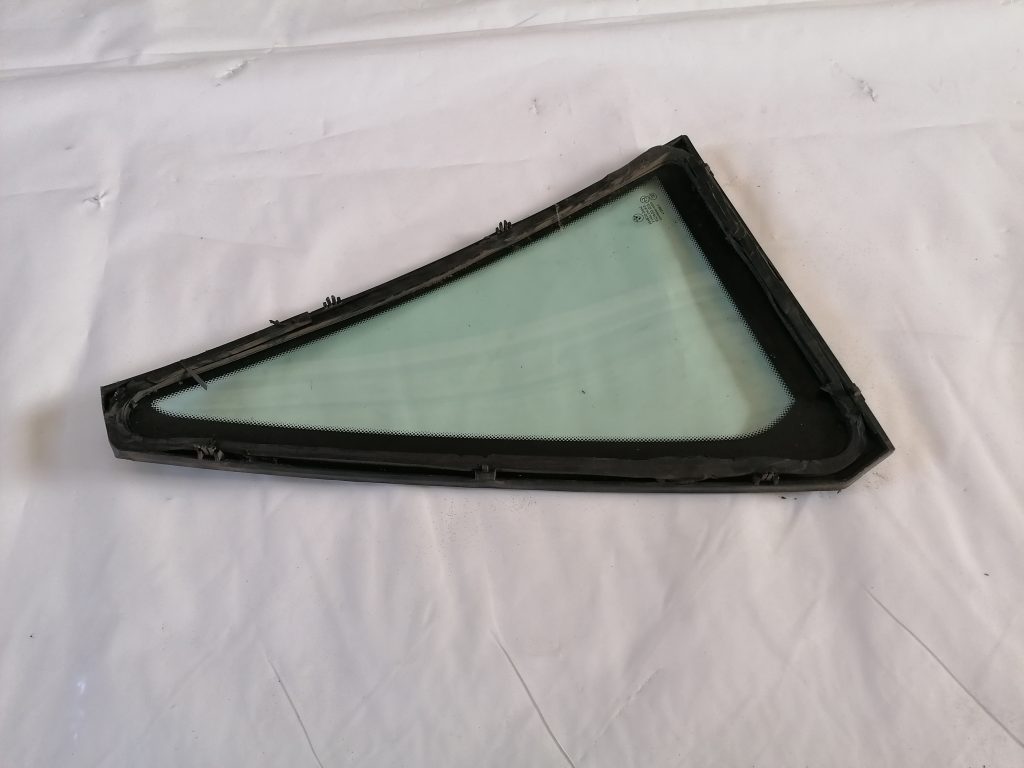 Aizmugurējais kreisais sānu stikls priekš BMW 2 Aizmugurējais kreisais sānu stikls priekš BMW