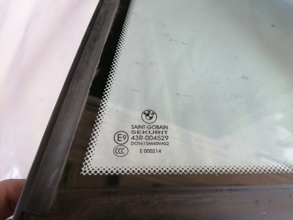 Aizmugurējais kreisais sānu stikls priekš BMW 3 Aizmugurējais kreisais sānu stikls priekš BMW