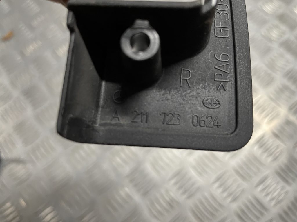 Durvju apdares uzlika priekš MERCEDES BENZ CLS 320 2005