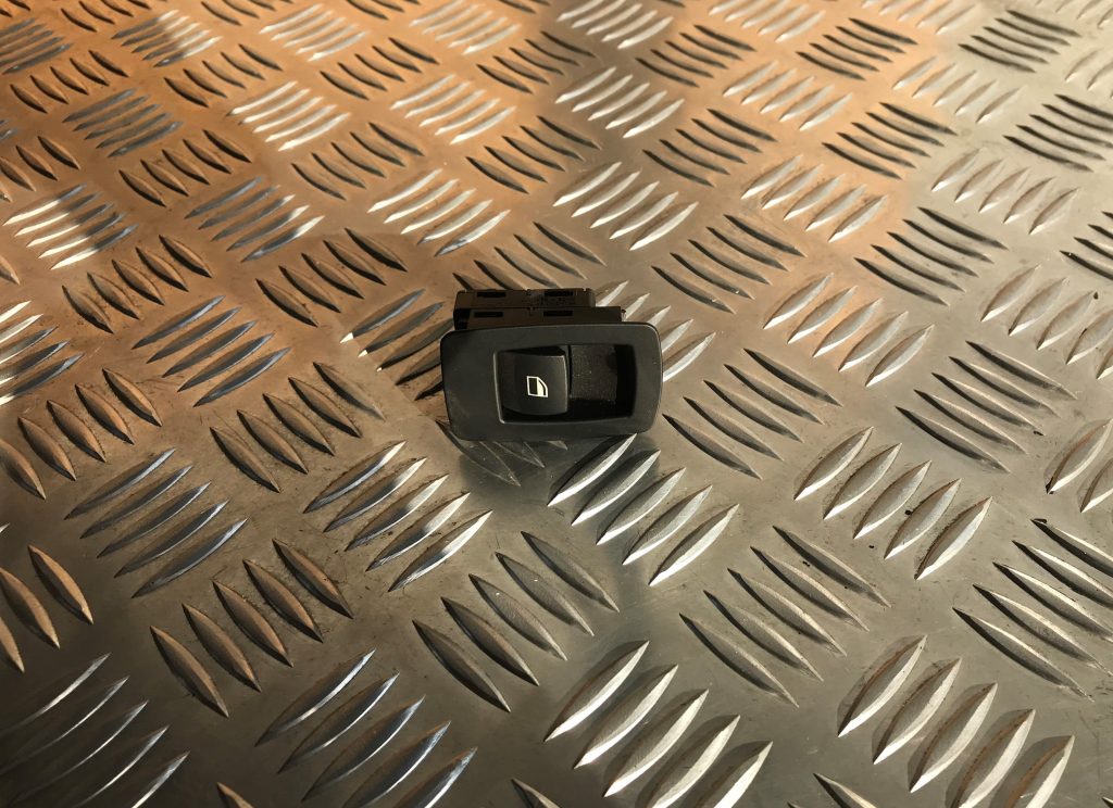 Stikla pacelšanas poga priekš BMW 1 E87 2009 WHITE 1 Stikla pacelšanas poga priekš BMW 1 E87 2009 WHITE