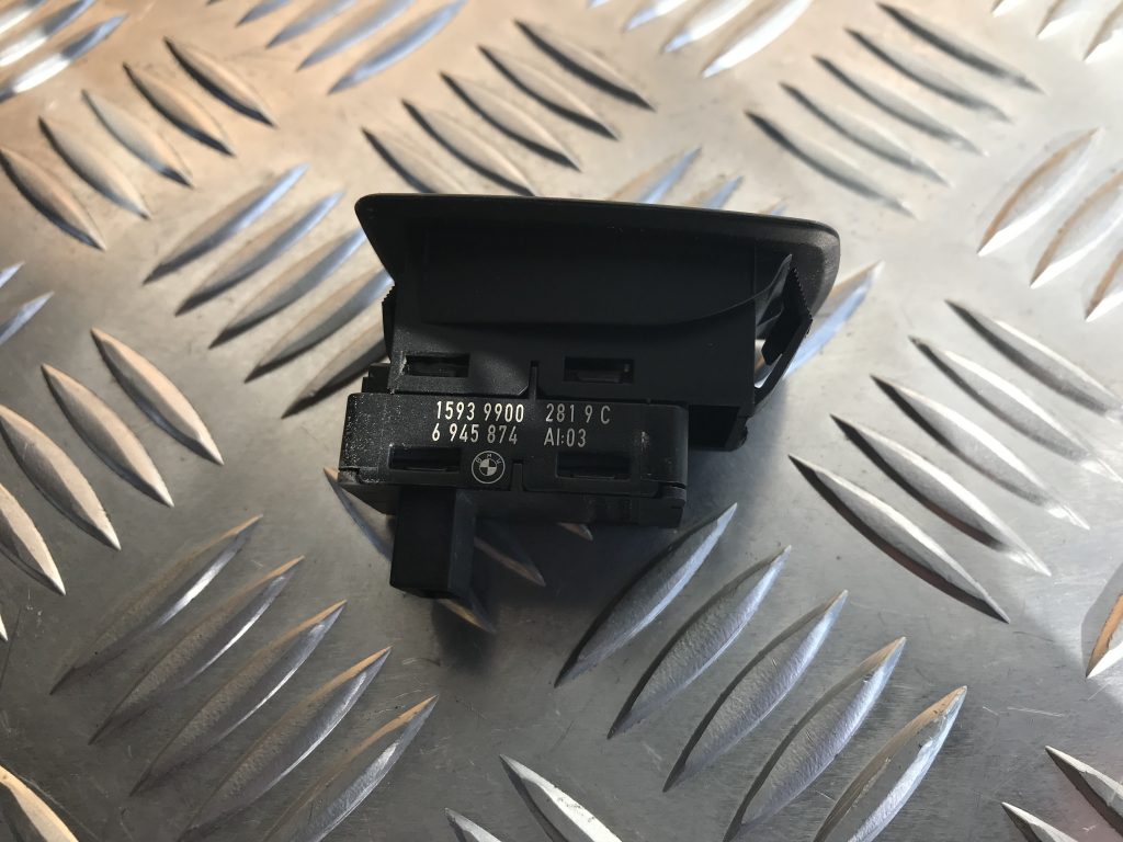 Stikla pacelšanas poga priekš BMW 1 E87 2009 WHITE 3 Stikla pacelšanas poga priekš BMW 1 E87 2009 WHITE