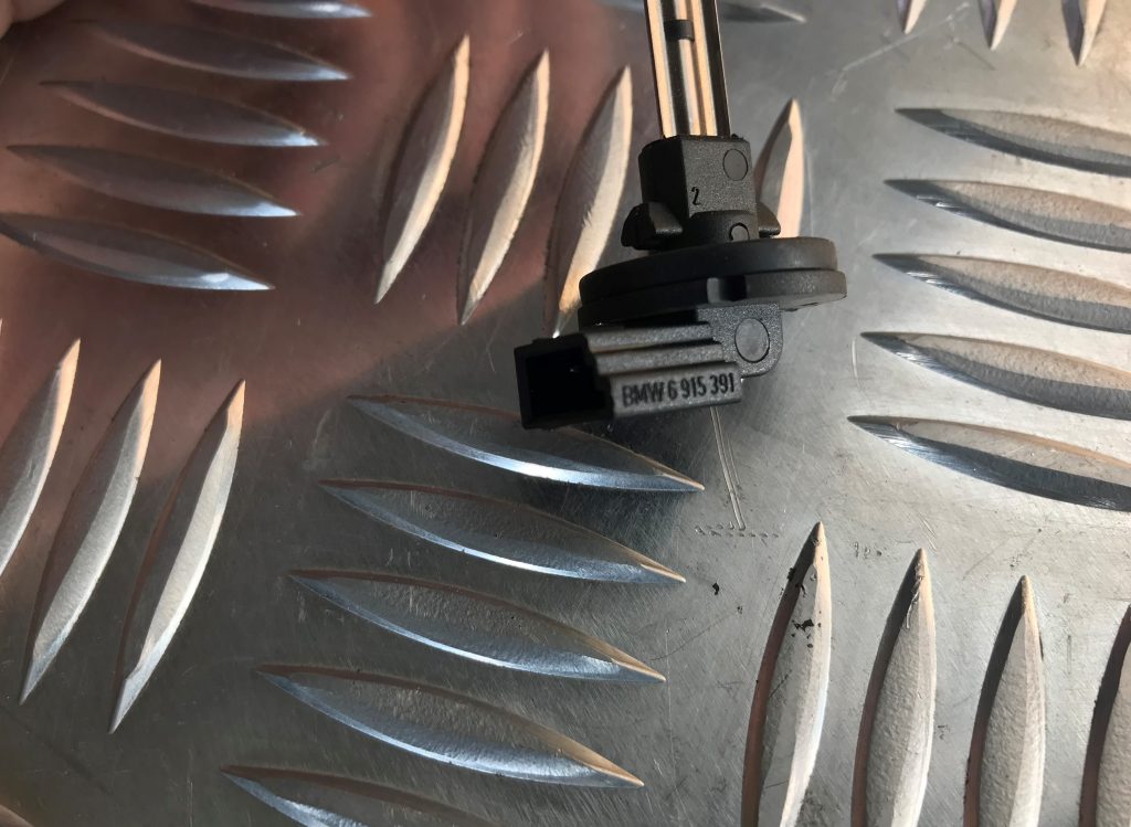 Temperatūras devejs priekš BMW 1 E87 2009 WHITE 6 Temperatūras devejs priekš BMW 1 E87 2009 WHITE