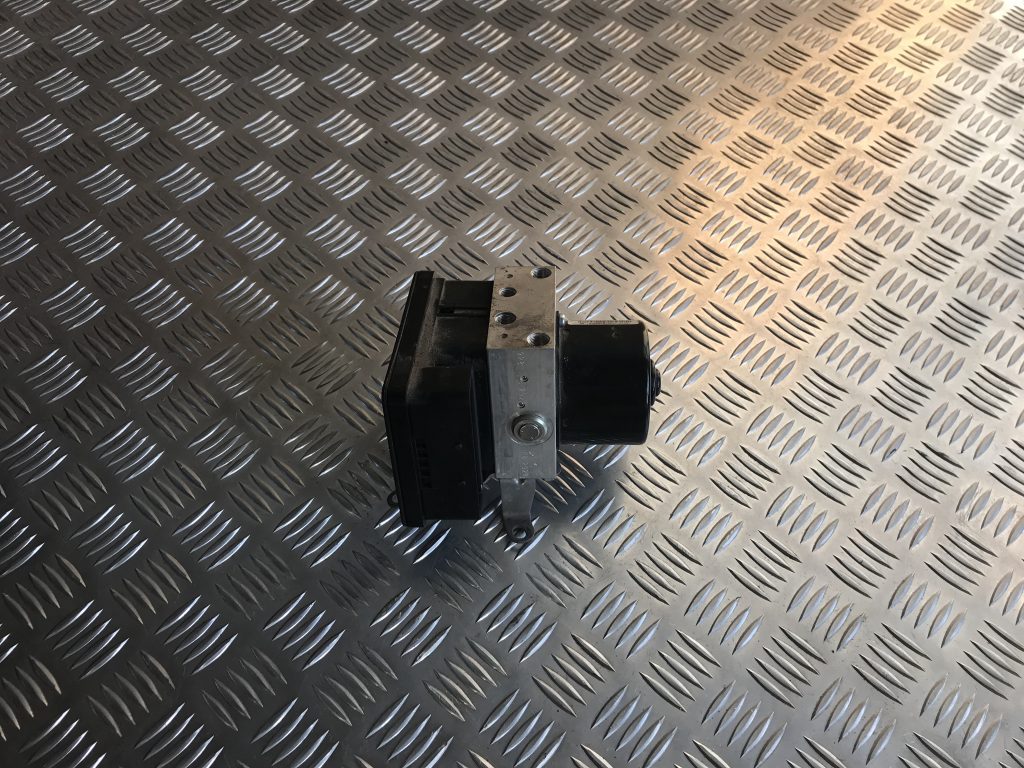 ABS bloks priekš BMW 1 E87 2009 WHITE 1 ABS bloks priekš BMW 1 E87 2009 WHITE