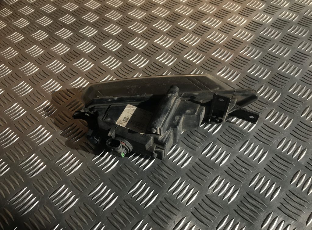 Miglas lukturis priekšā labajā pusē priekš BMW 1 E87 2009 WHITE 3 Miglas lukturis priekšā labajā pusē priekš BMW 1 E87 2009 WHITE