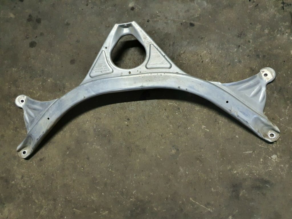 Priekšējo statņu stiprinājums priekš AUDI A7 2011 SPORTBACK 1 Priekšējo statņu stiprinājums priekš AUDI A7 2011 SPORTBACK