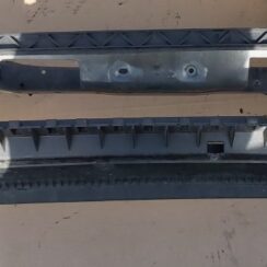 Priekšējā radiatora rāmis priekš VOLVO C30 2008 BLACK