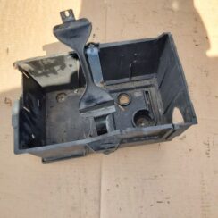 Akumulatora stiprināšanas korpuss priekš VOLVO C30 2008 BLACK