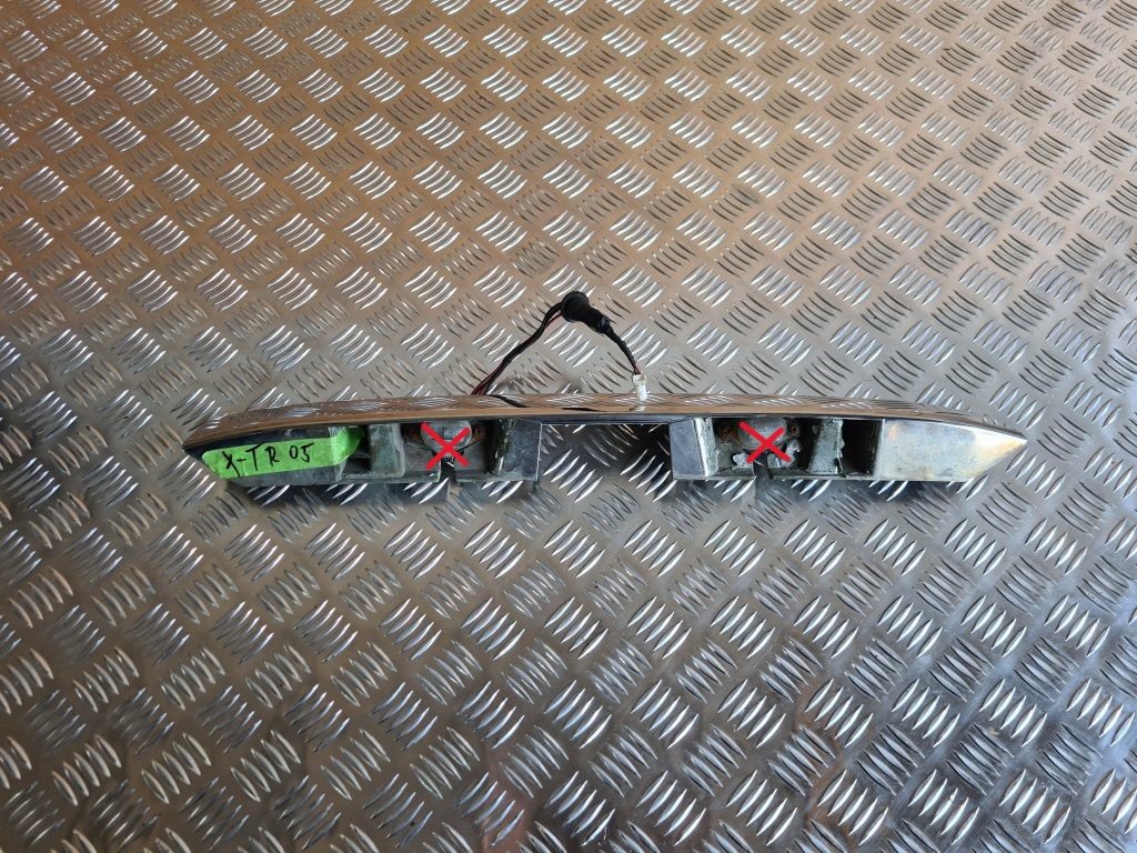 Numura zīmes gaismas uzlika komplektā priekš NISSAN X-TRAIL 2005 3 Numura zīmes gaismas uzlika komplektā priekš NISSAN X-TRAIL 2005