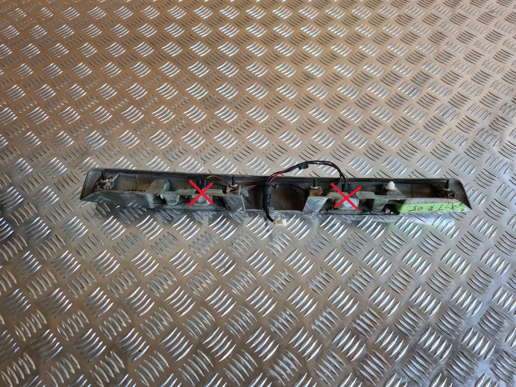 Numura zīmes gaismas uzlika komplektā priekš NISSAN X-TRAIL 2005 2 Numura zīmes gaismas uzlika komplektā priekš NISSAN X-TRAIL 2005