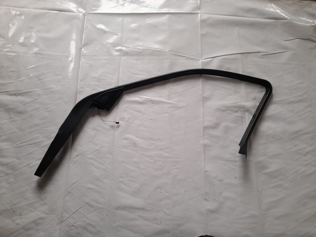 Priekšējo labo durvju moldings priekš BMW 320D E46 2004 TOURING 2 Priekšējo labo durvju moldings priekš BMW 320D E46 2004 TOURING