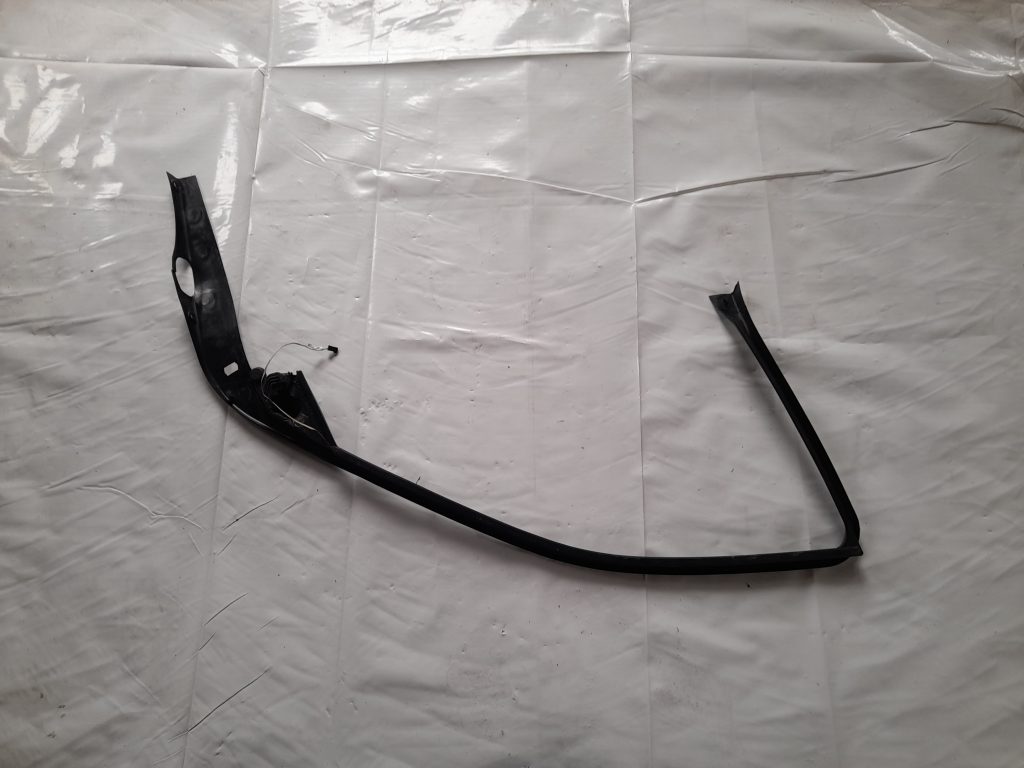 Priekšējo labo durvju moldings priekš BMW 320D E46 2004 TOURING 1 Priekšējo labo durvju moldings priekš BMW 320D E46 2004 TOURING