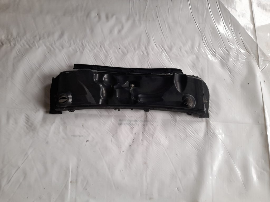 Dzinēja aizsargdaļas priekš BMW 320D E46 2004 TOURING 2 Dzinēja aizsargdaļas priekš BMW 320D E46 2004 TOURING