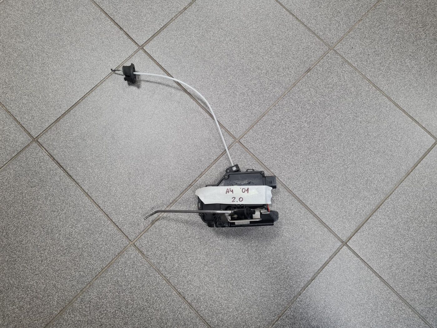 Priekšējo labo durvju slēdzene priekš AUDI A4 2001 1 Priekšējo labo durvju slēdzene priekš AUDI A4 2001