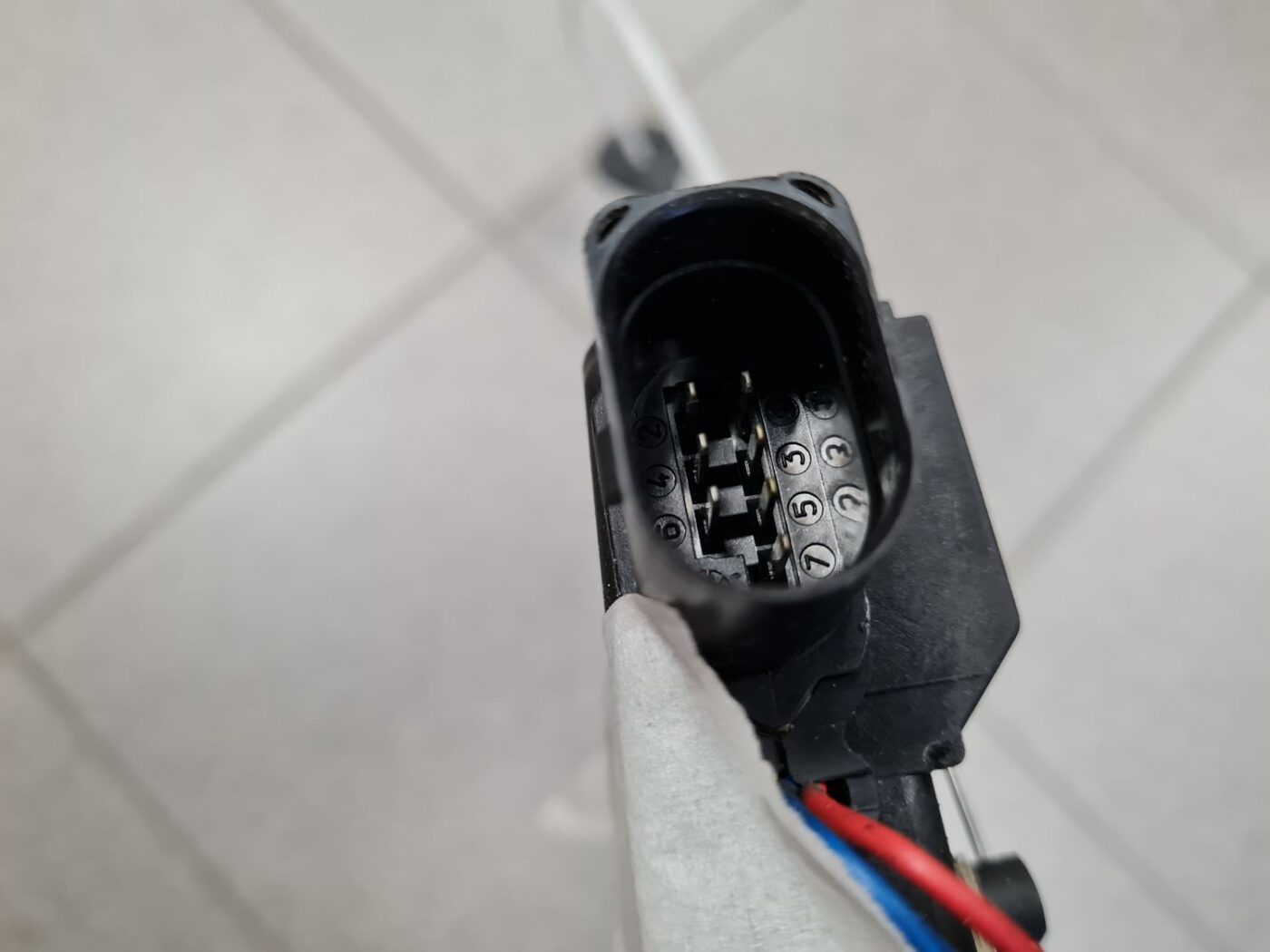 Priekšējo labo durvju slēdzene priekš AUDI A4 2001 8 Priekšējo labo durvju slēdzene priekš AUDI A4 2001