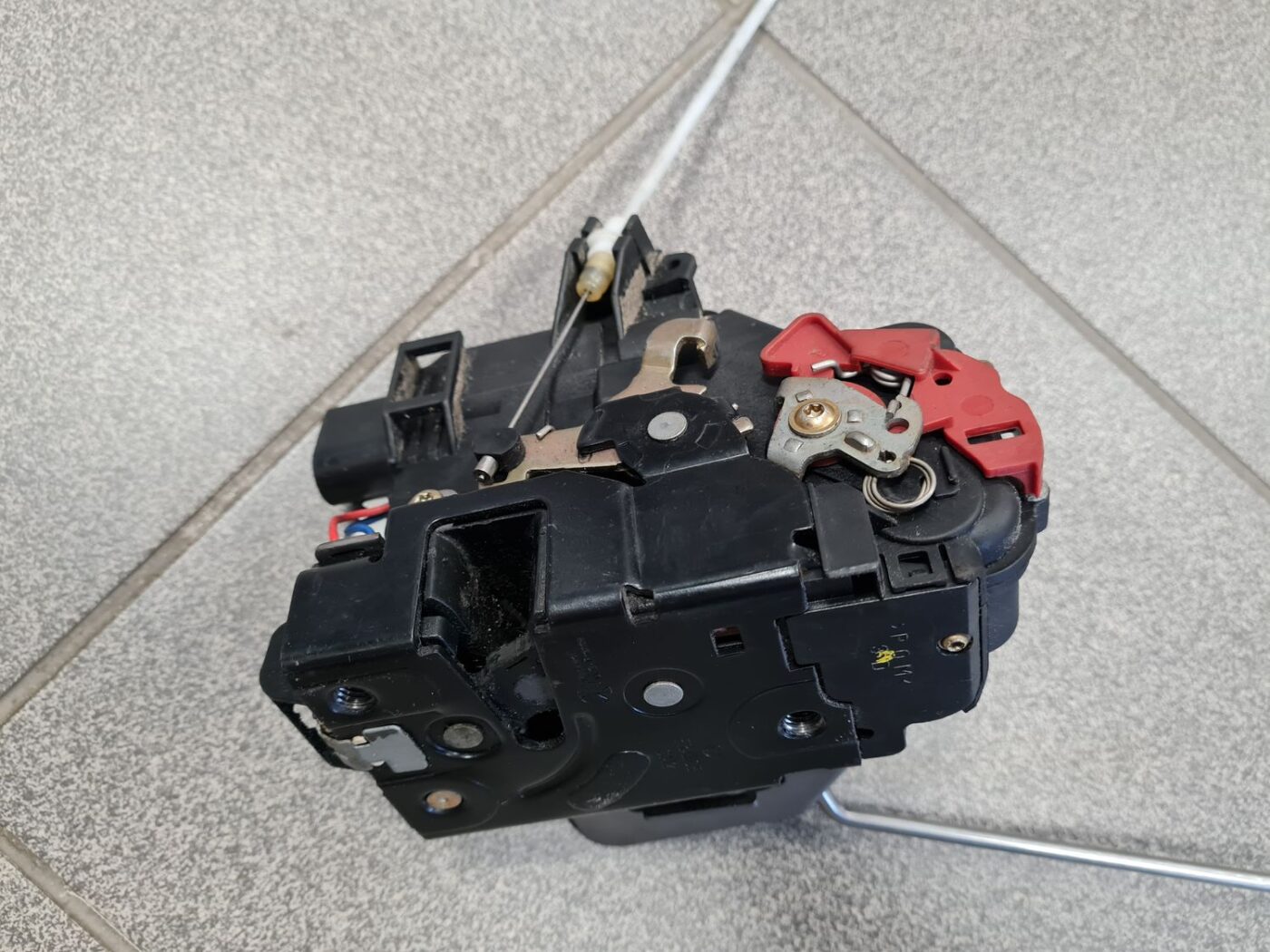 Priekšējo labo durvju slēdzene priekš AUDI A4 2001 6 Priekšējo labo durvju slēdzene priekš AUDI A4 2001