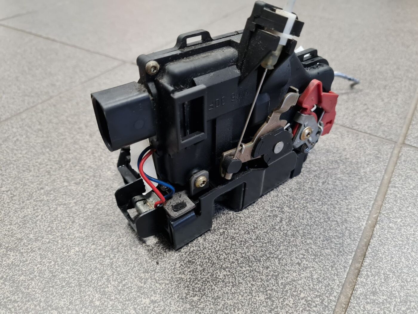 Priekšējo labo durvju slēdzene priekš AUDI A4 2001 5 Priekšējo labo durvju slēdzene priekš AUDI A4 2001