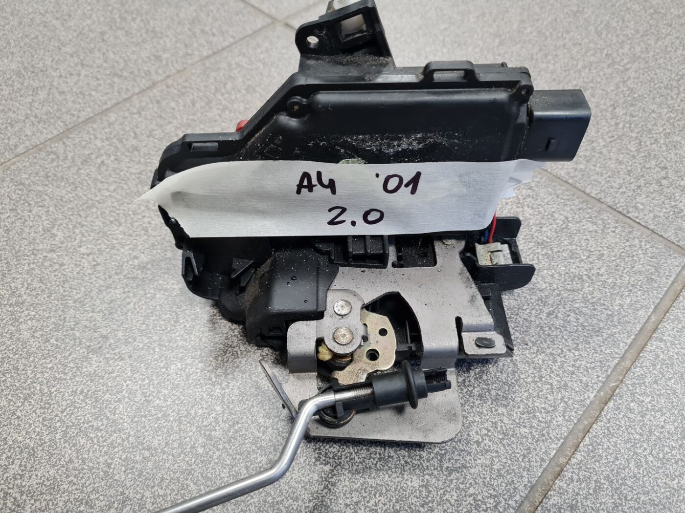 Priekšējo labo durvju slēdzene priekš AUDI A4 2001 4 Priekšējo labo durvju slēdzene priekš AUDI A4 2001