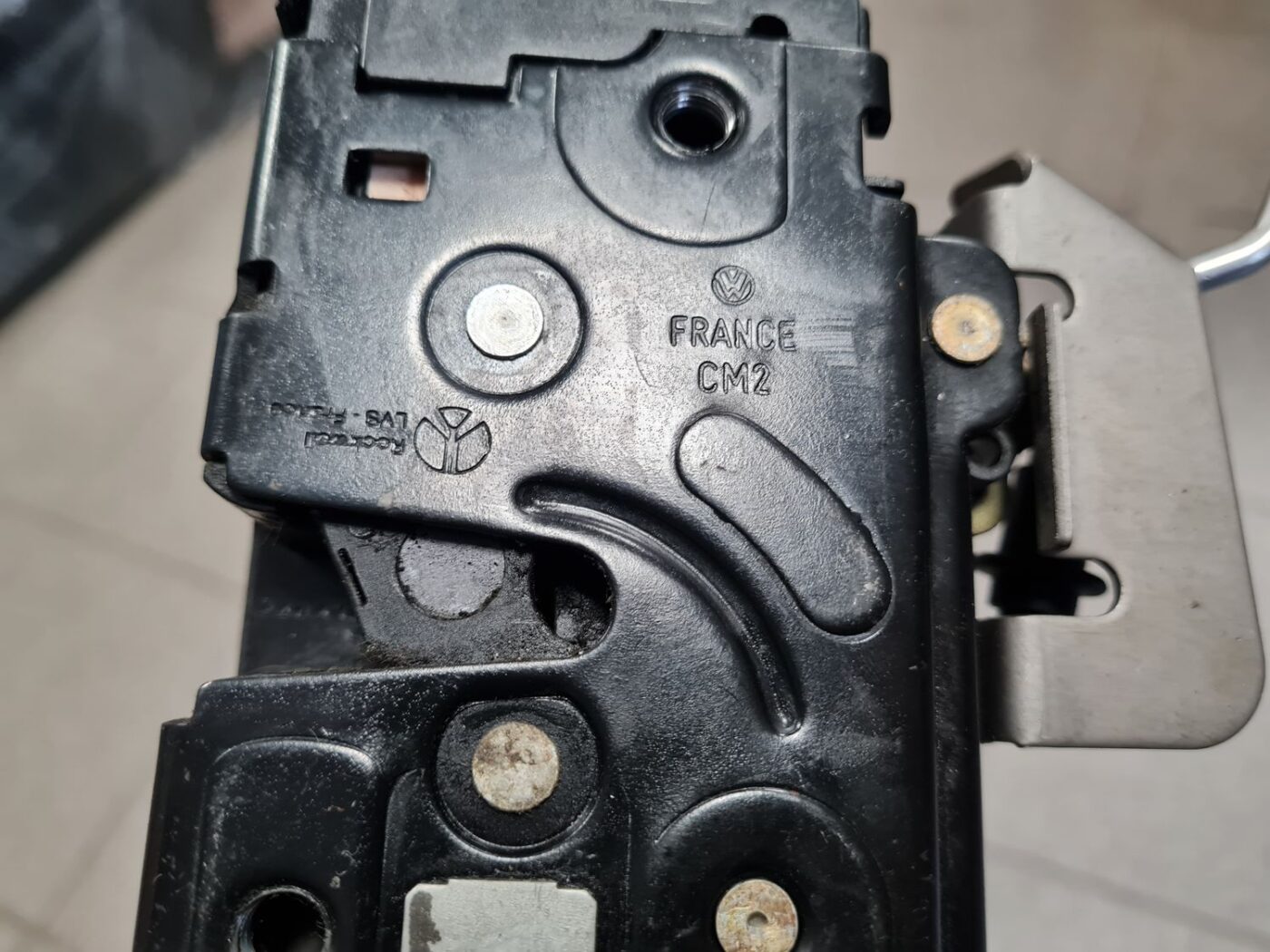 Priekšējo labo durvju slēdzene priekš AUDI A4 2001 3 Priekšējo labo durvju slēdzene priekš AUDI A4 2001