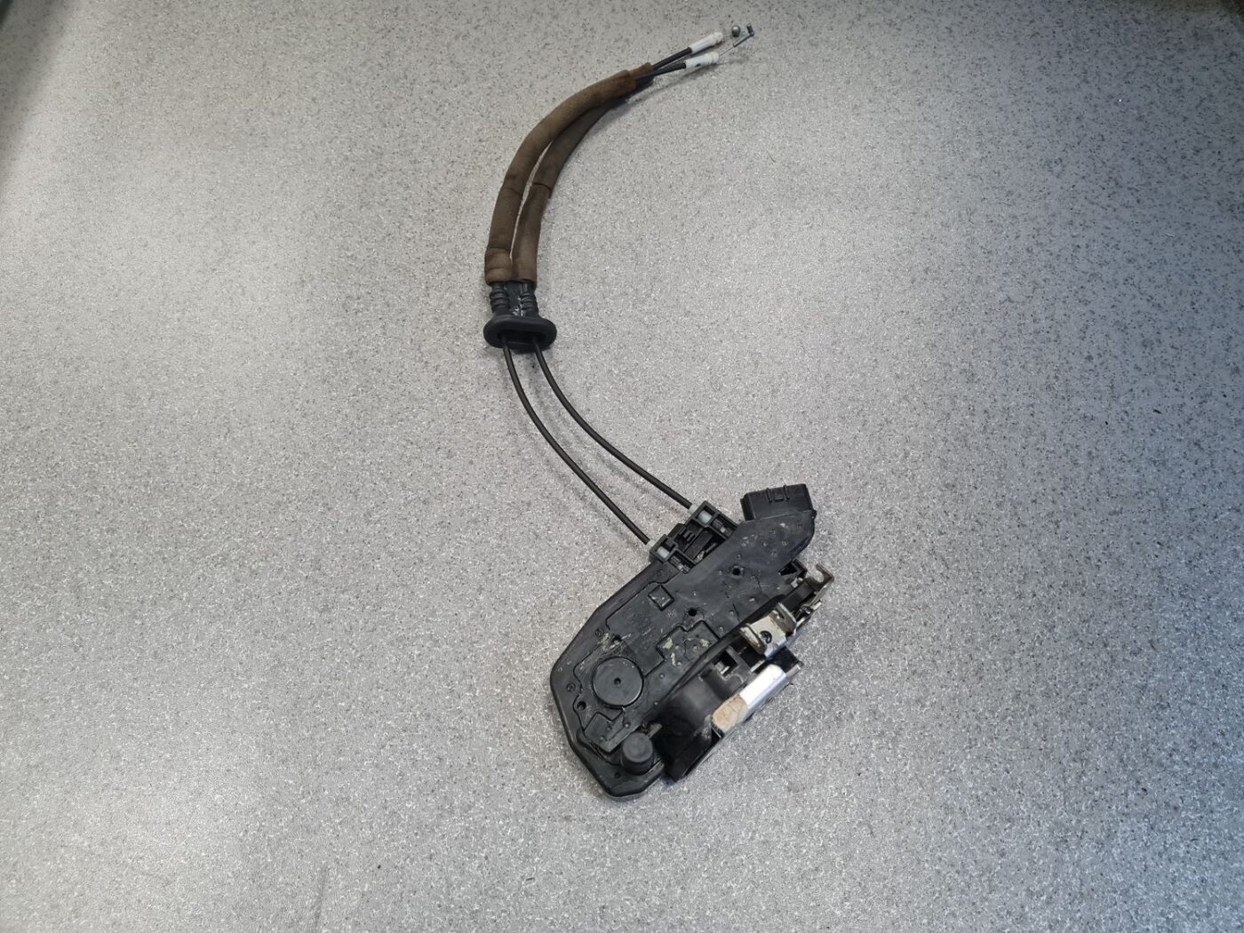 Priekšējo labo durvju slēdzene priekš NISSAN X-TRAIL 2008 1 Priekšējo labo durvju slēdzene priekš NISSAN X-TRAIL 2008