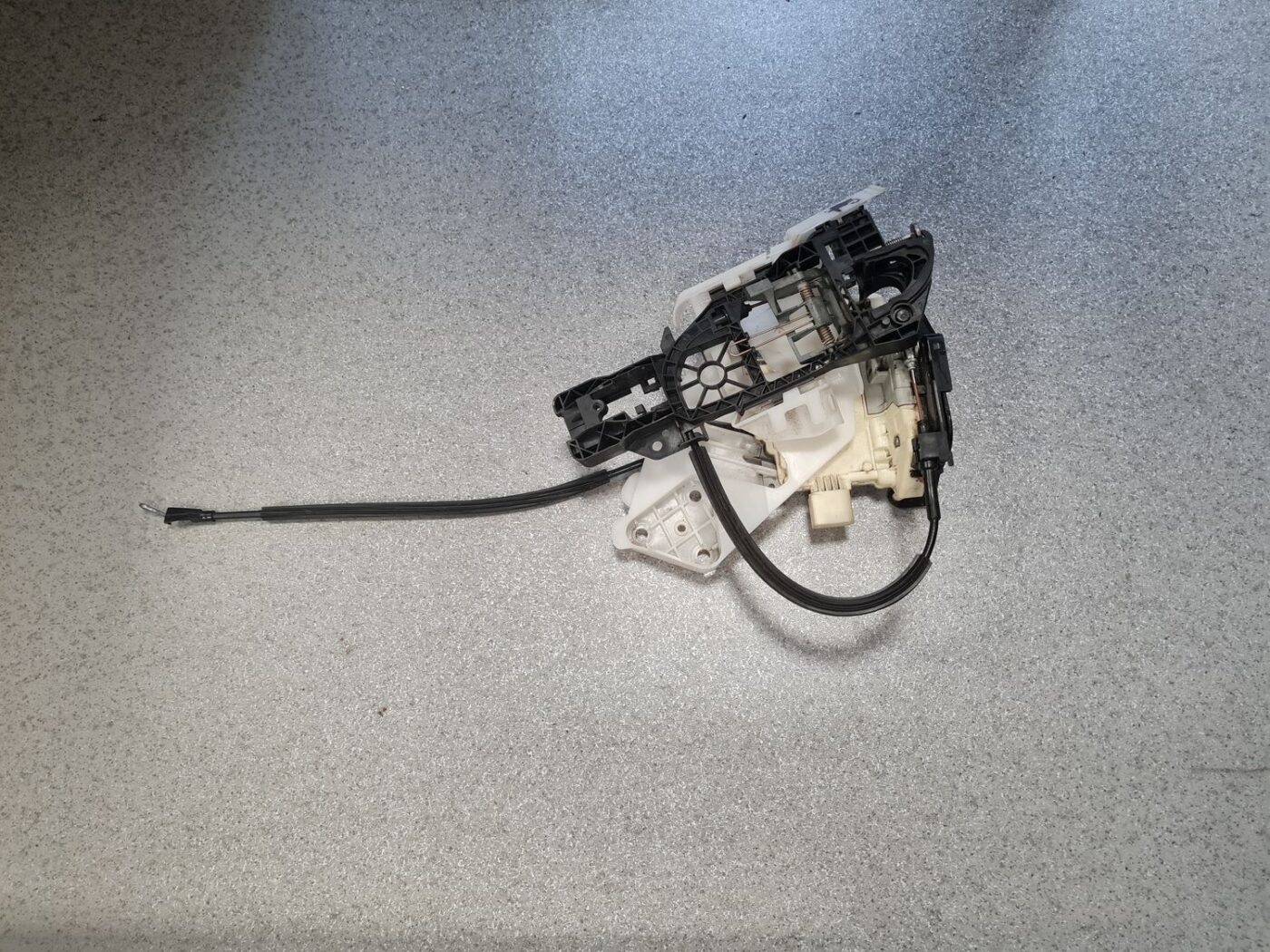 Aizmugurējo kreiso durvju slēdzene priekš VW PASSAT 2007 UNIVERSAL SILVER 1 Aizmugurējo kreiso durvju slēdzene priekš VW PASSAT 2007 UNIVERSAL SILVER