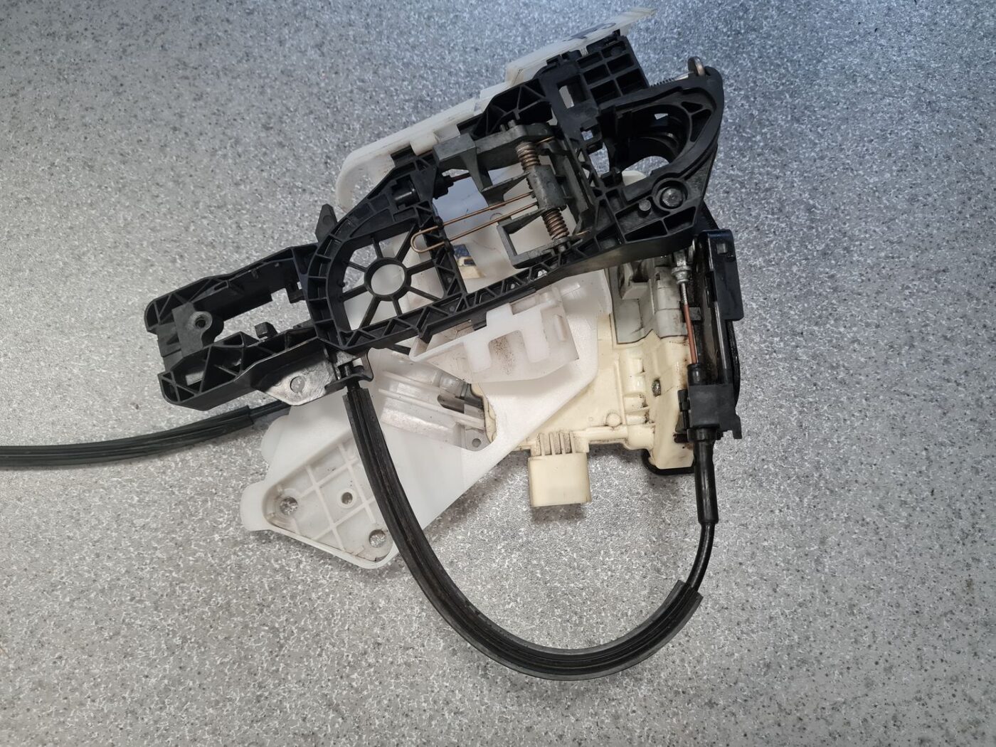 Aizmugurējo kreiso durvju slēdzene priekš VW PASSAT 2007 UNIVERSAL SILVER 2 Aizmugurējo kreiso durvju slēdzene priekš VW PASSAT 2007 UNIVERSAL SILVER