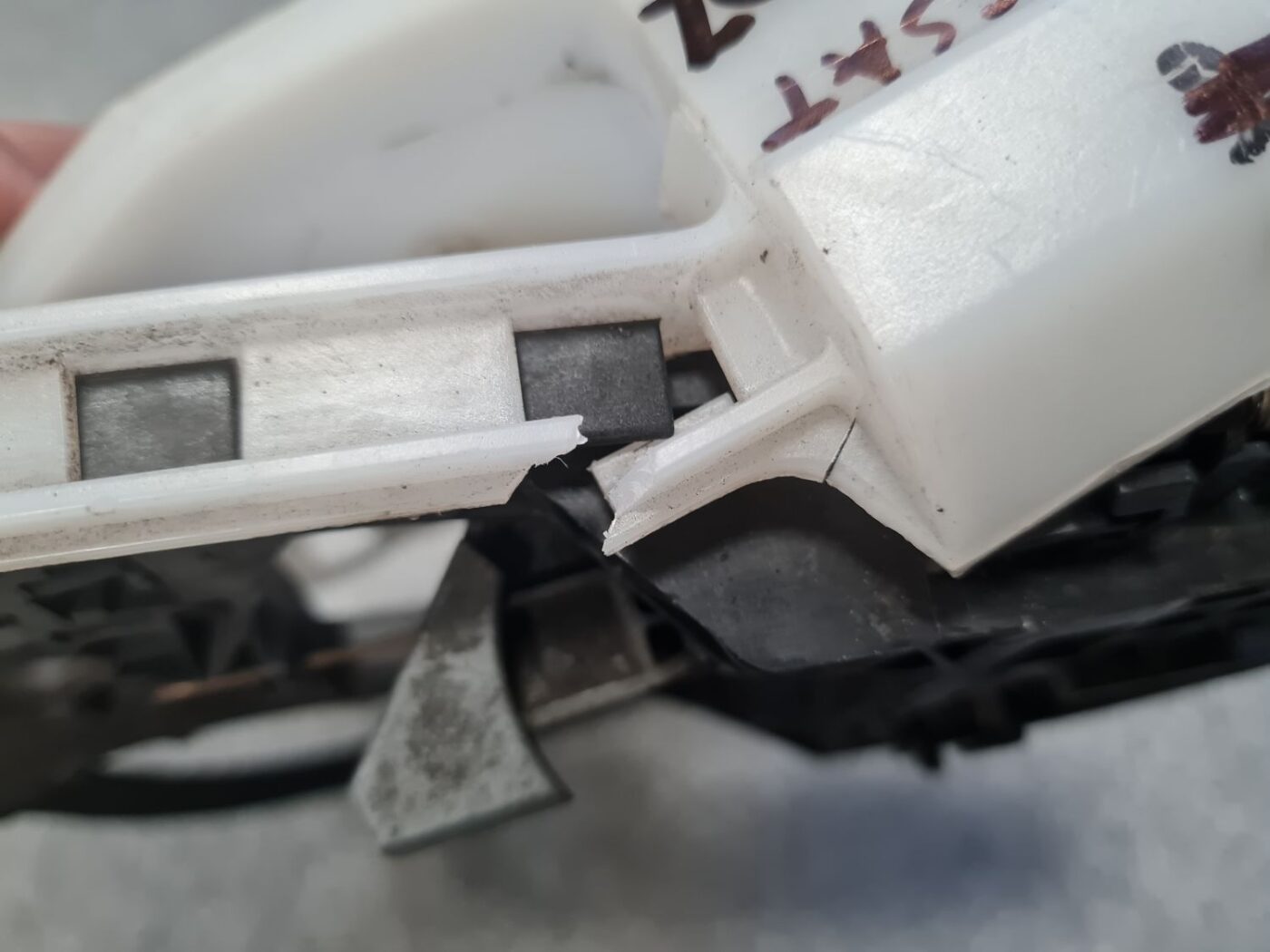 Aizmugurējo kreiso durvju slēdzene priekš VW PASSAT 2007 UNIVERSAL SILVER 8 Aizmugurējo kreiso durvju slēdzene priekš VW PASSAT 2007 UNIVERSAL SILVER