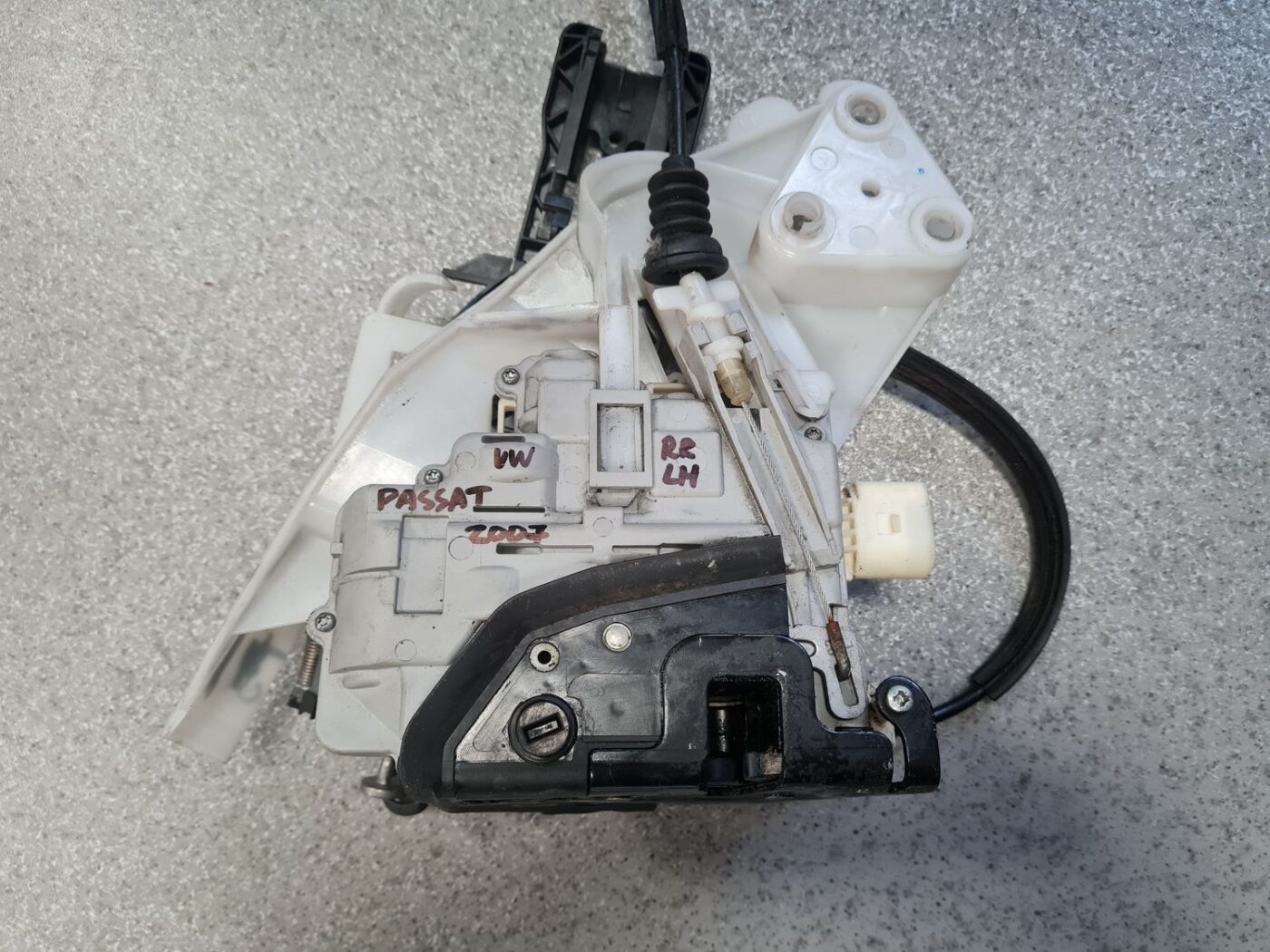 Aizmugurējo kreiso durvju slēdzene priekš VW PASSAT 2007 UNIVERSAL SILVER 7 Aizmugurējo kreiso durvju slēdzene priekš VW PASSAT 2007 UNIVERSAL SILVER