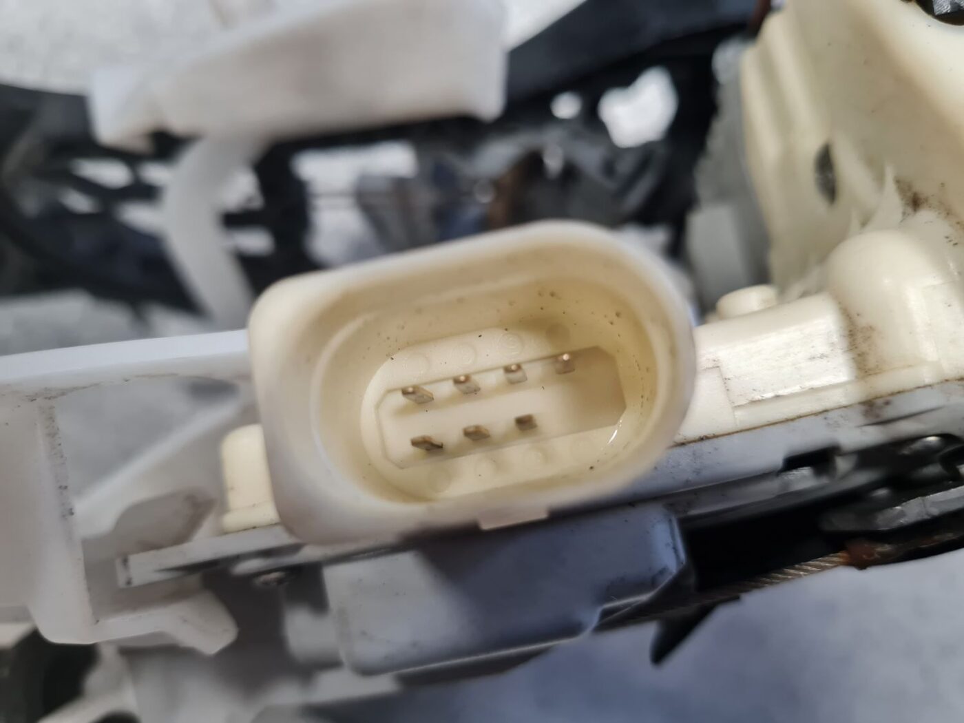 Aizmugurējo kreiso durvju slēdzene priekš VW PASSAT 2007 UNIVERSAL SILVER 5 Aizmugurējo kreiso durvju slēdzene priekš VW PASSAT 2007 UNIVERSAL SILVER