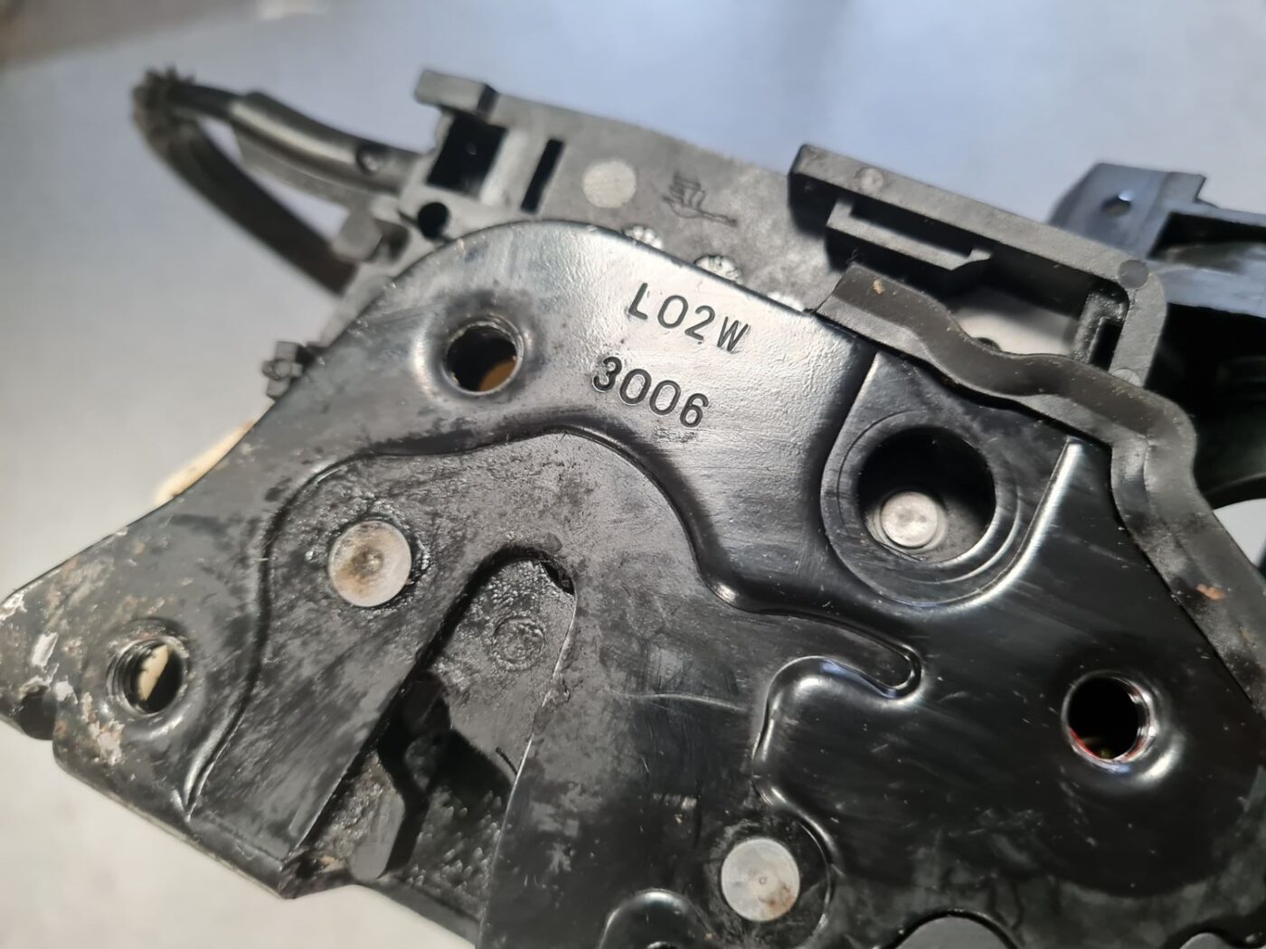 Aizmugurējo kreiso durvju slēdzene priekš VW PASSAT 2007 UNIVERSAL SILVER 3 Aizmugurējo kreiso durvju slēdzene priekš VW PASSAT 2007 UNIVERSAL SILVER