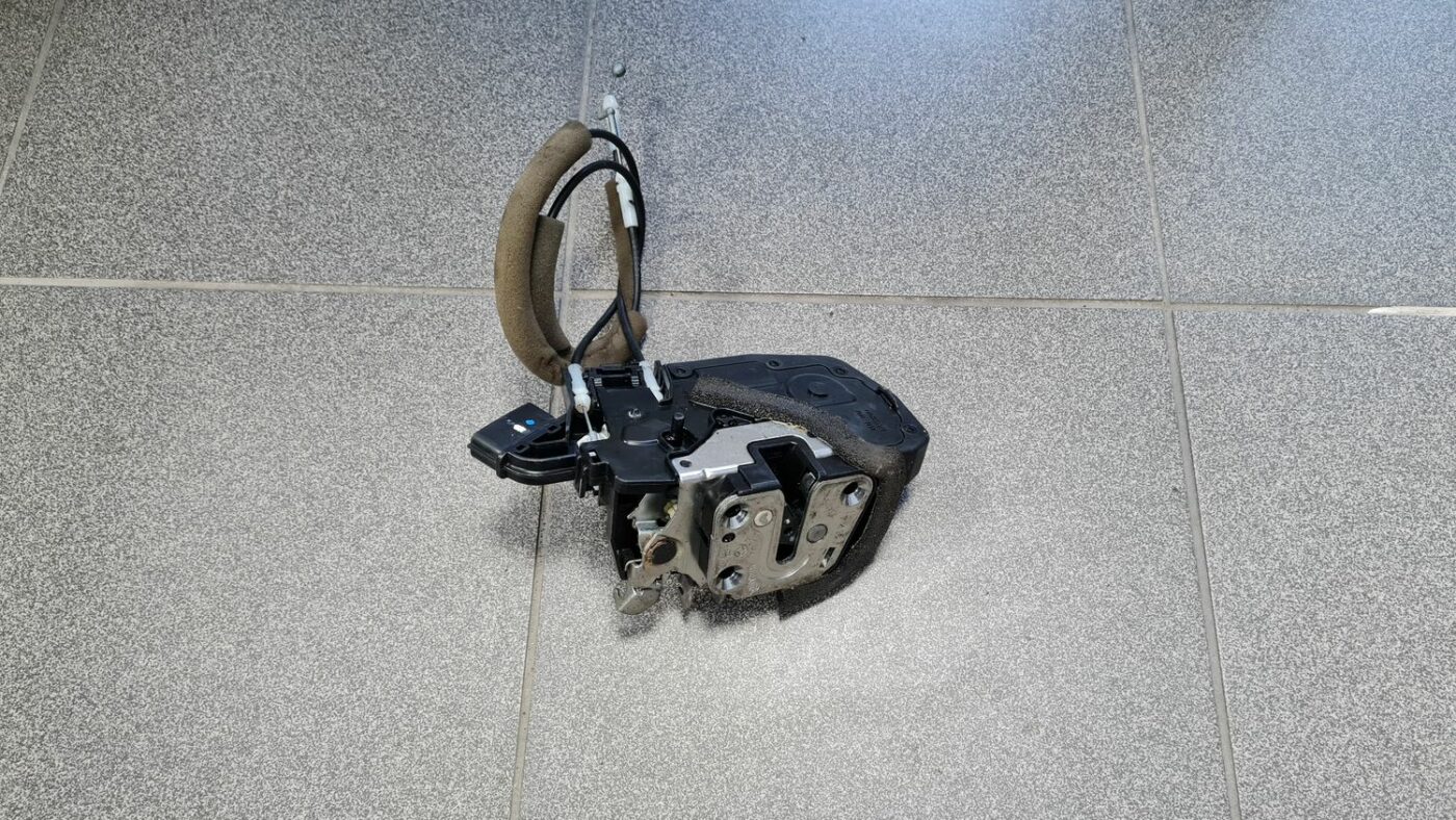 Aizmugurējo labo durvju slēdzene priekš NISSAN X-TRAIL 2007