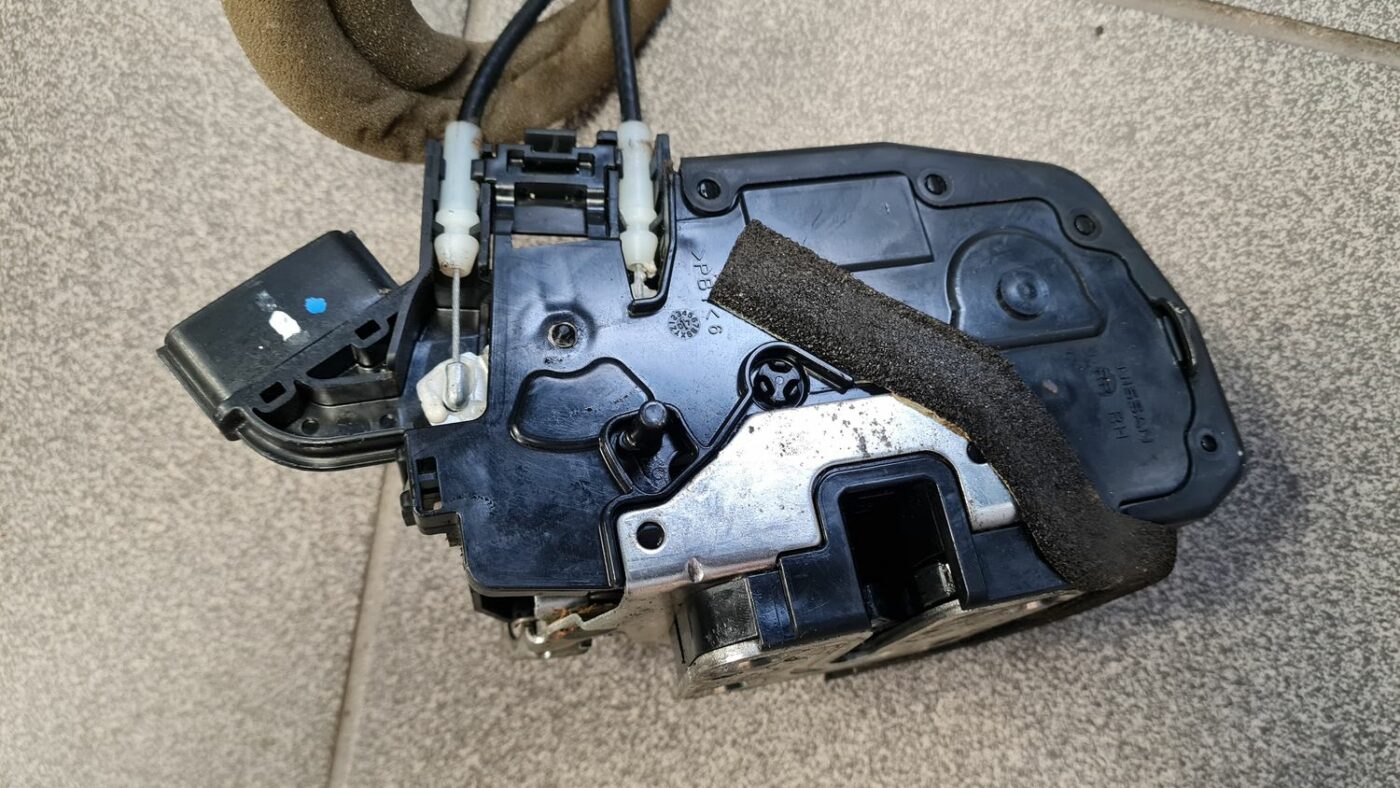 Aizmugurējo labo durvju slēdzene priekš NISSAN X-TRAIL 2007