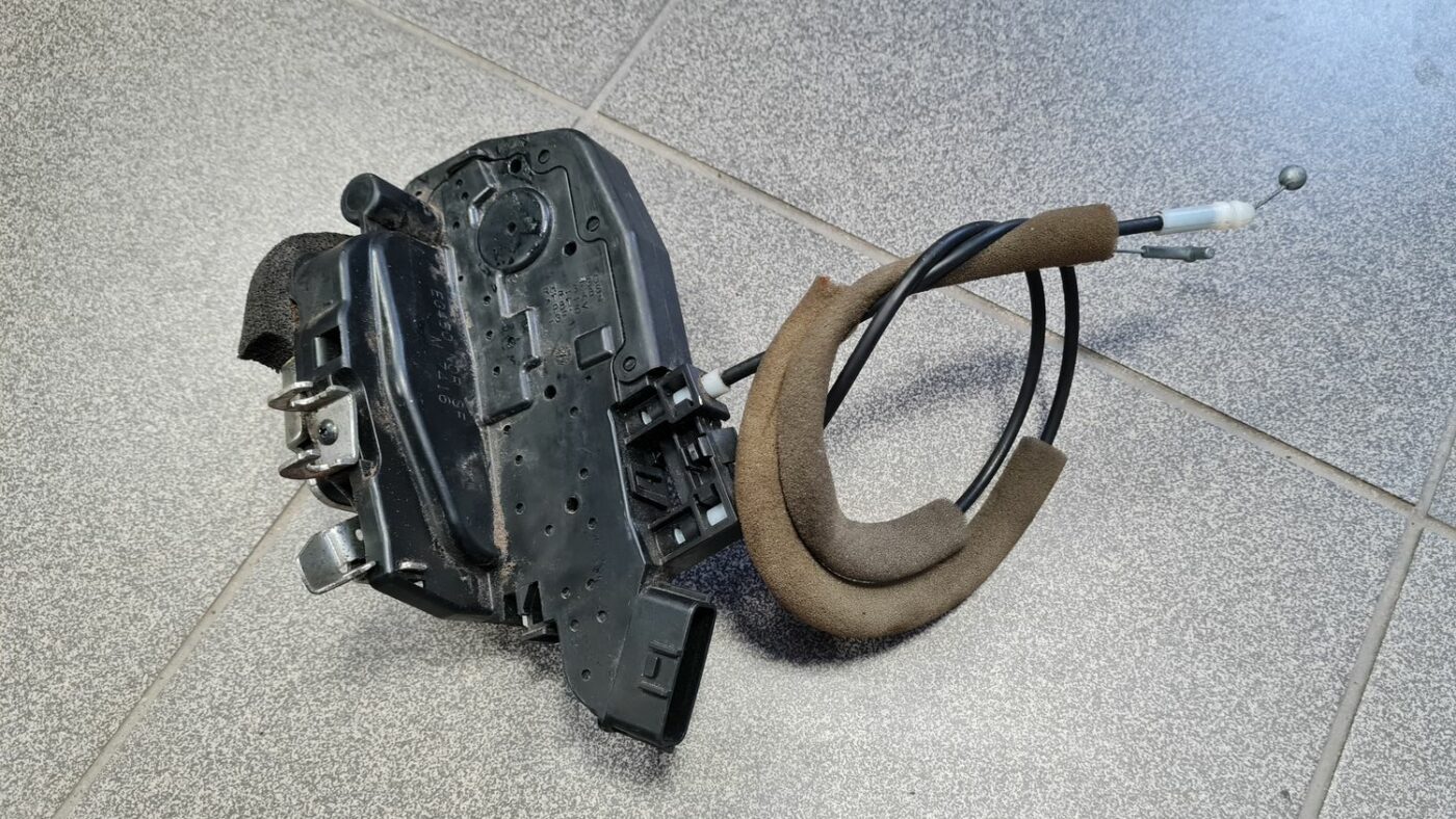 Aizmugurējo labo durvju slēdzene priekš NISSAN X-TRAIL 2007