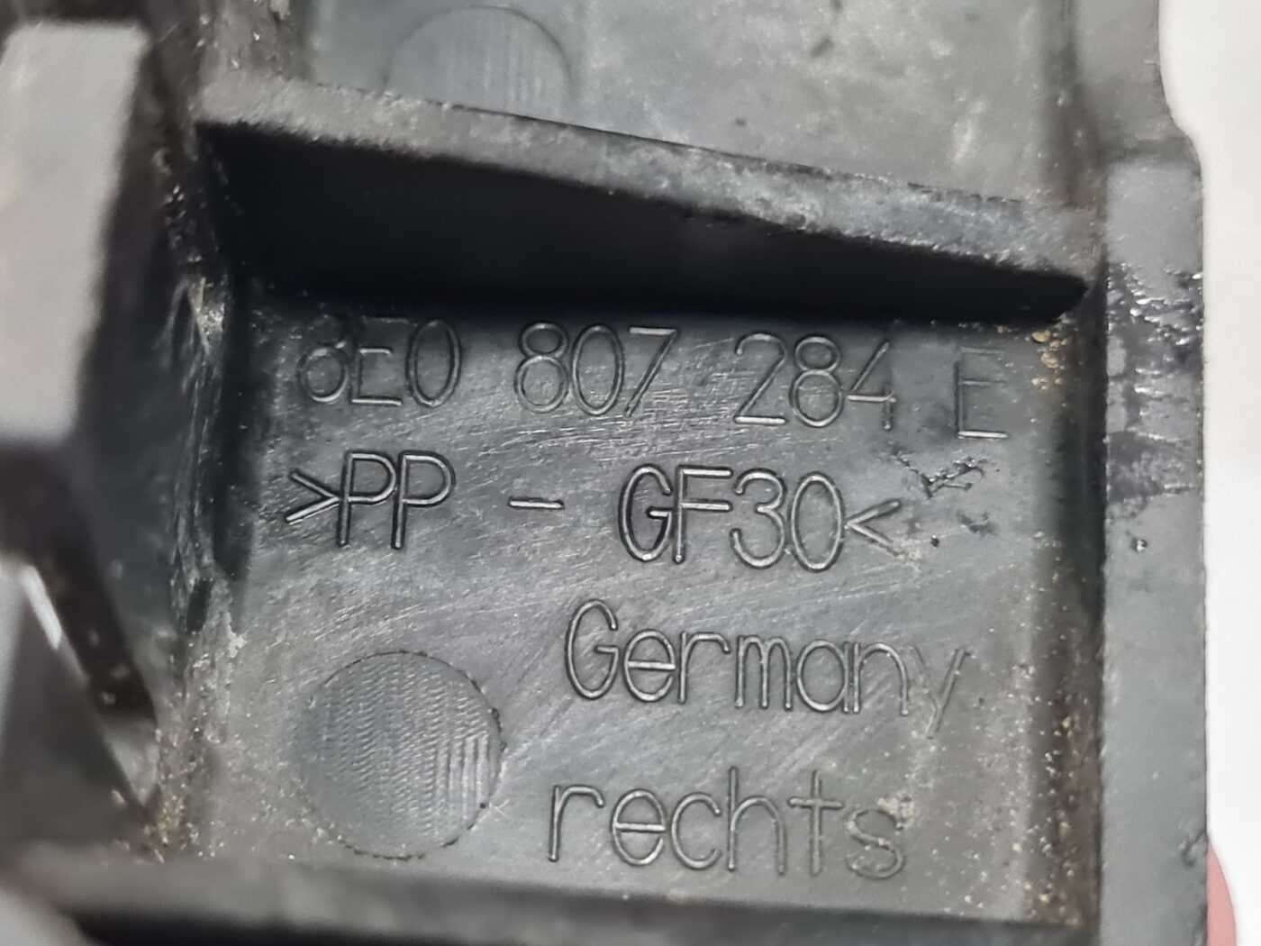 Priekšējā spārna un bufera stiprinājums priekš AUDI A4 2005 3 Priekšējā spārna un bufera stiprinājums priekš AUDI A4 2005