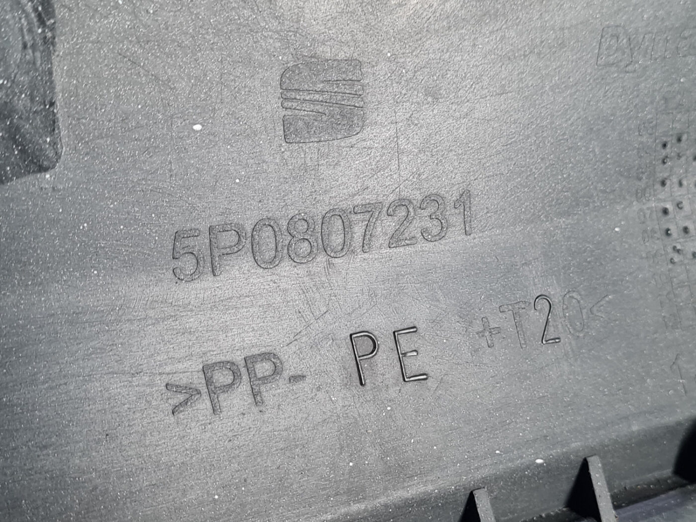 Priekšējais buferis priekš Seat Altea 2004-2015 5P0807231 3 Priekšējais buferis priekš Seat Altea 2004-2015 5P0807231