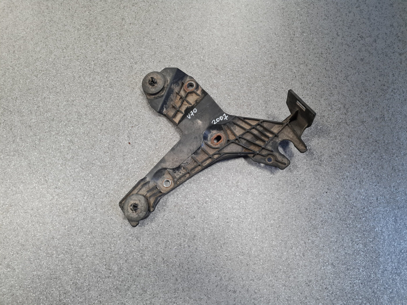 Gaisa filtra korpusa kronšteins priekš VOLVO V70 2007 1 Gaisa filtra korpusa kronšteins priekš VOLVO V70 2007