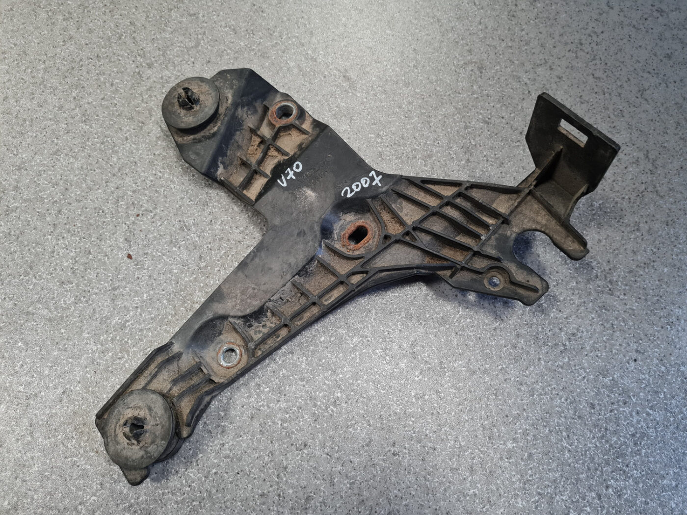 Gaisa filtra korpusa kronšteins priekš VOLVO V70 2007 2 Gaisa filtra korpusa kronšteins priekš VOLVO V70 2007