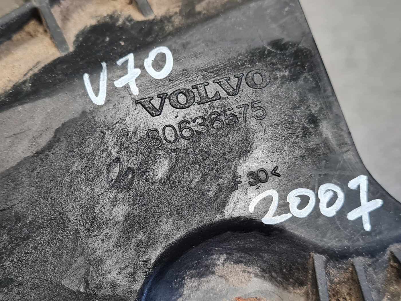 Gaisa filtra korpusa kronšteins priekš VOLVO V70 2007 3 Gaisa filtra korpusa kronšteins priekš VOLVO V70 2007