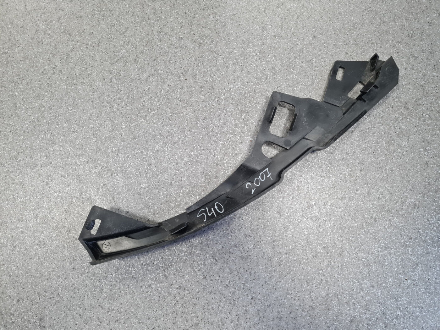 Priekšēja luktura kronšteins priekš VOLVO S40 2007