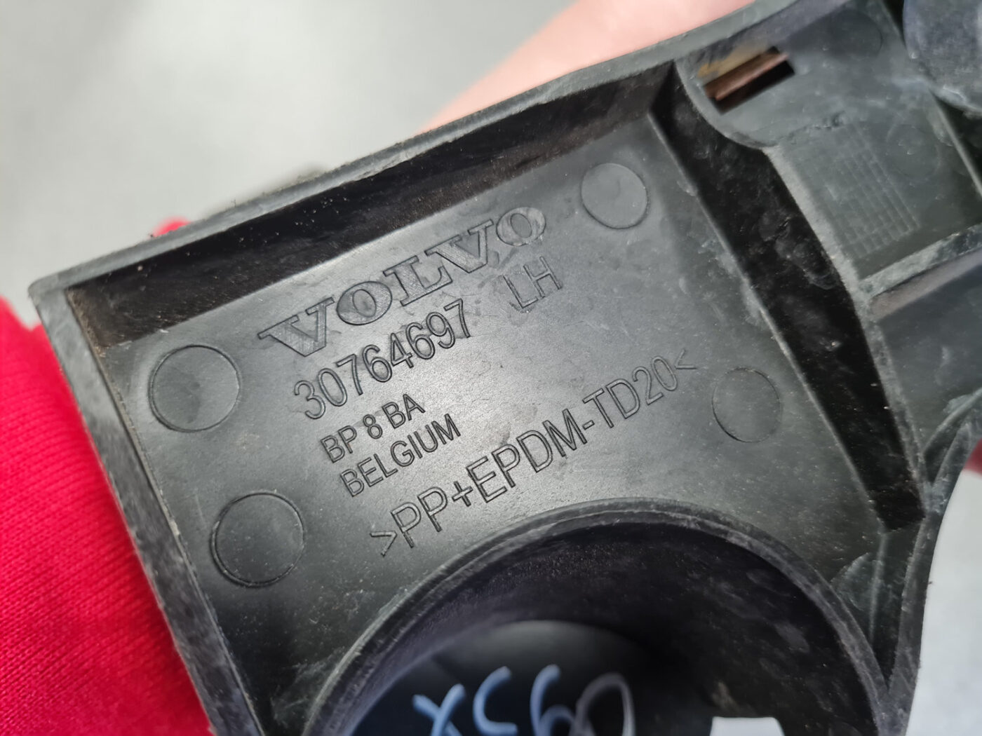 Aizmugurējā spārna un bufera stiprinājums priekš VOLVO XC60 2009