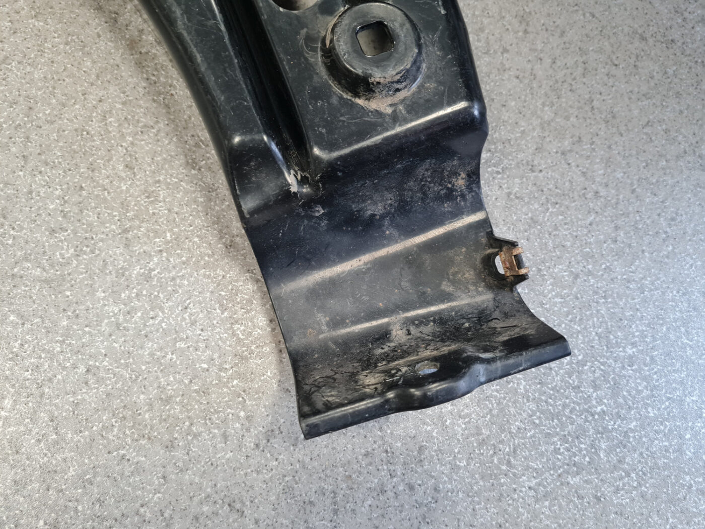 Aizmugurējā spārna un bufera stiprinājums priekš BMW 525D E61 2007 TOURING BLACK