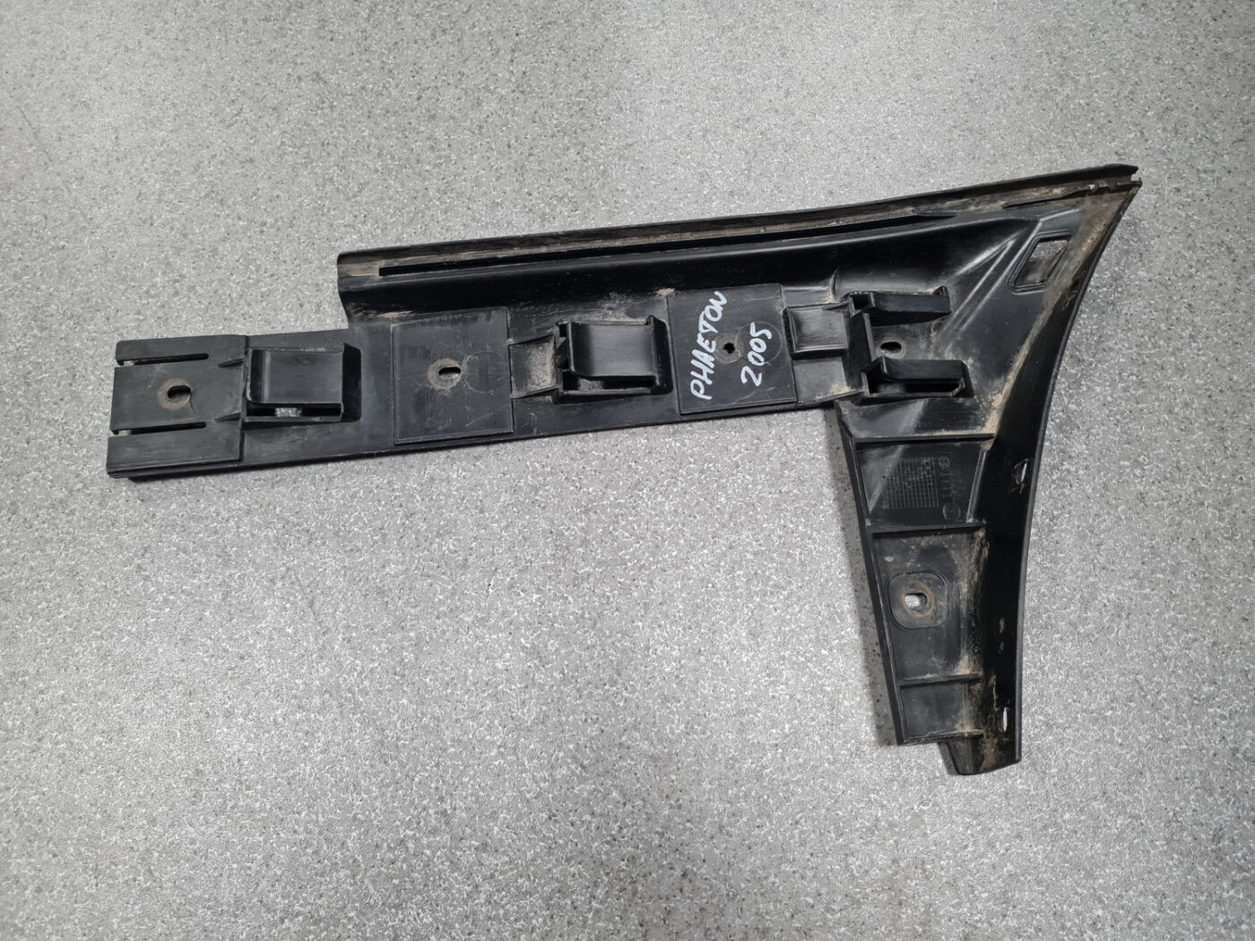 Aizmugurējā spārna un bufera stiprinājums priekš VW PHAETON 2005 4 Aizmugurējā spārna un bufera stiprinājums priekš VW PHAETON 2005