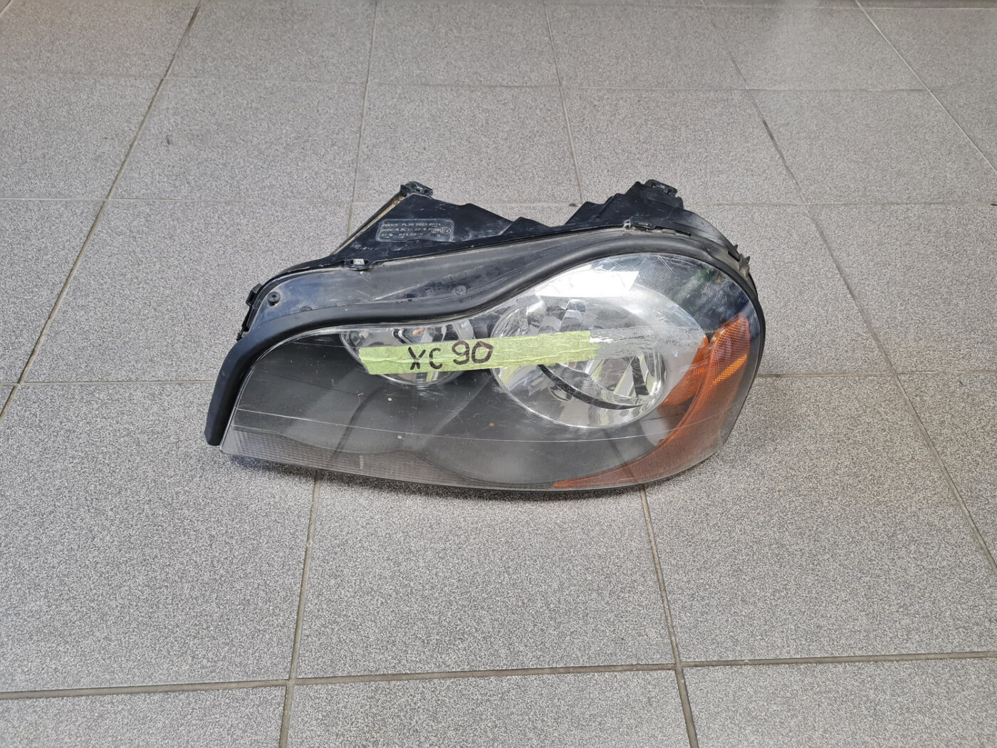 Priekšējais kreisais lukturis priekš VOLVO XC90 2004 1 Priekšējais kreisais lukturis priekš VOLVO XC90 2004