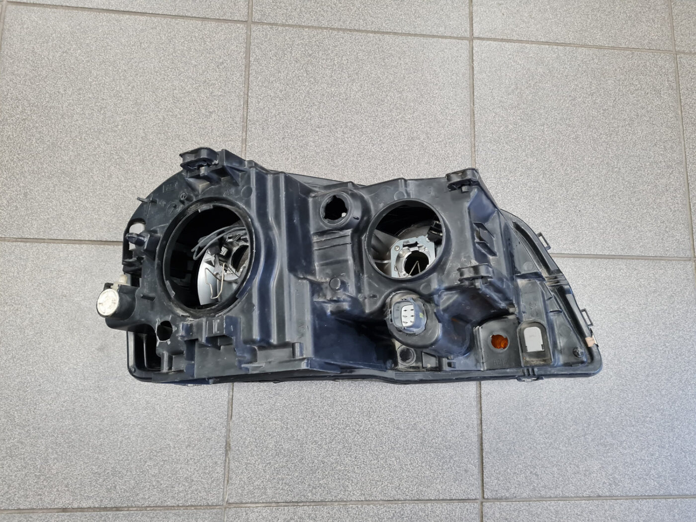 Priekšējais kreisais lukturis priekš VOLVO XC90 2004 13 Priekšējais kreisais lukturis priekš VOLVO XC90 2004