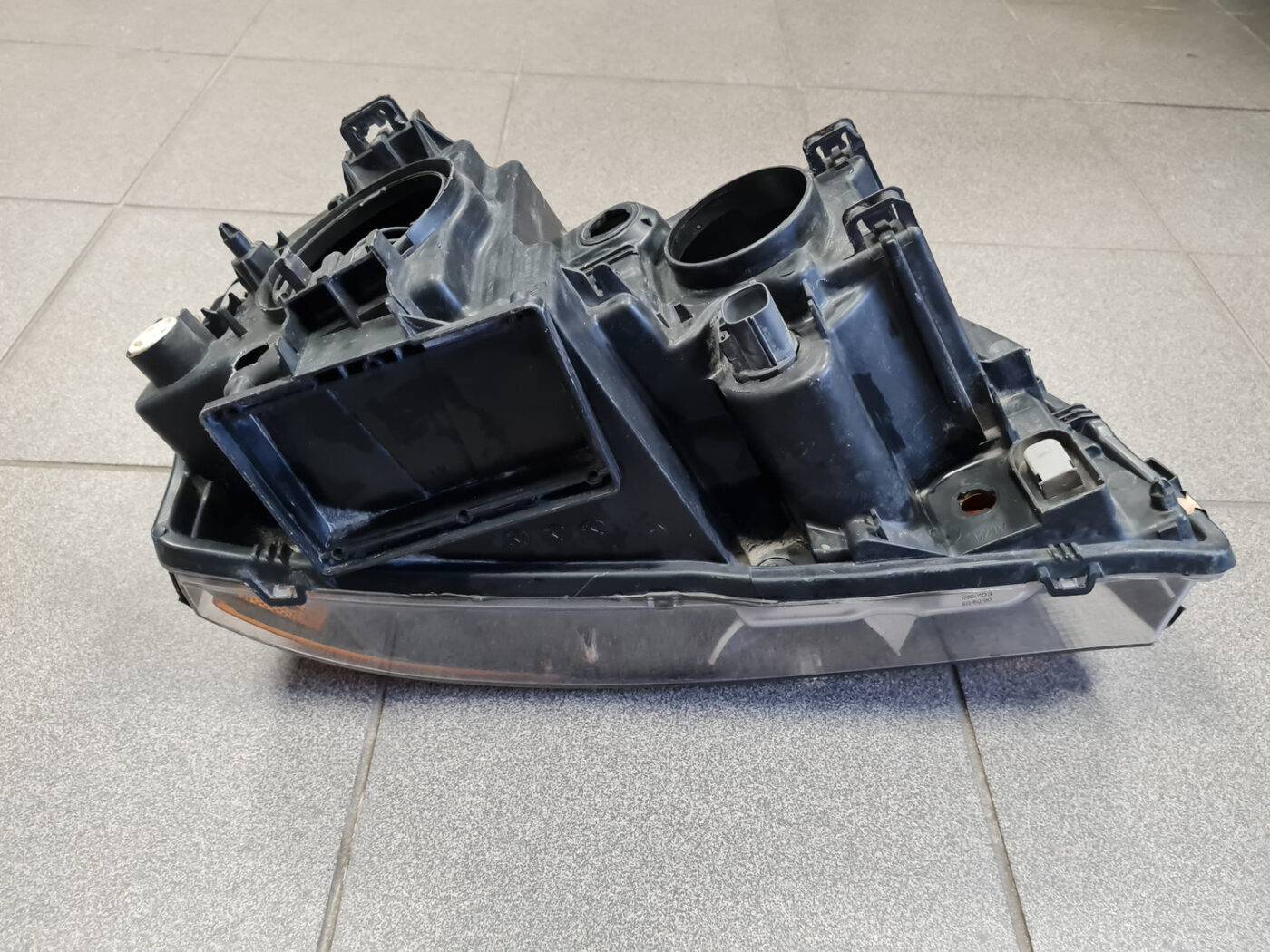 Priekšējais kreisais lukturis priekš VOLVO XC90 2004 12 Priekšējais kreisais lukturis priekš VOLVO XC90 2004