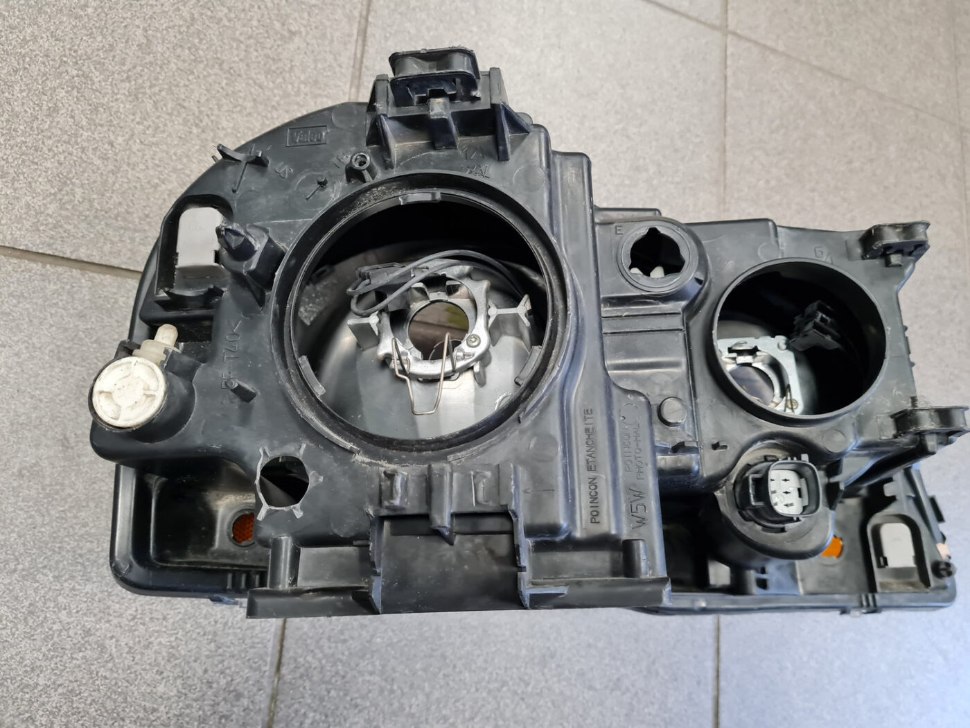 Priekšējais kreisais lukturis priekš VOLVO XC90 2004 11 Priekšējais kreisais lukturis priekš VOLVO XC90 2004